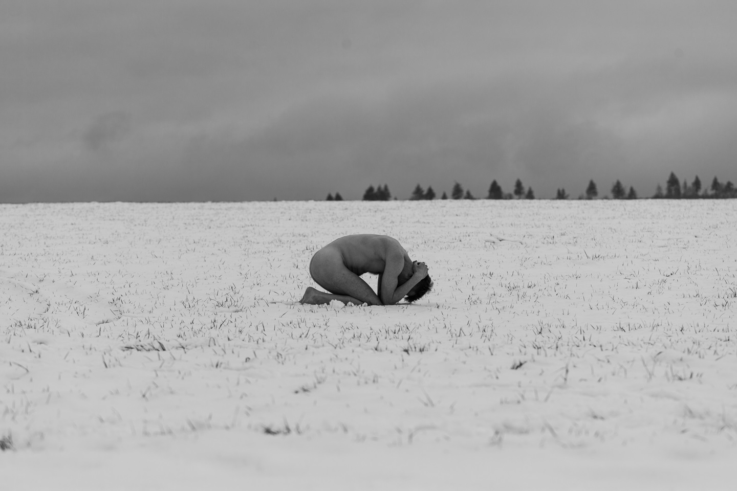 Männerakt im Schnee